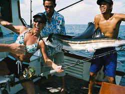 Kvindelig fisker med en Sejlfisk p en dagstur.