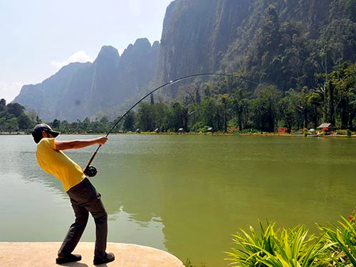 Fighting a massive Arapaima on fly at Exotic Fishing Thailand!